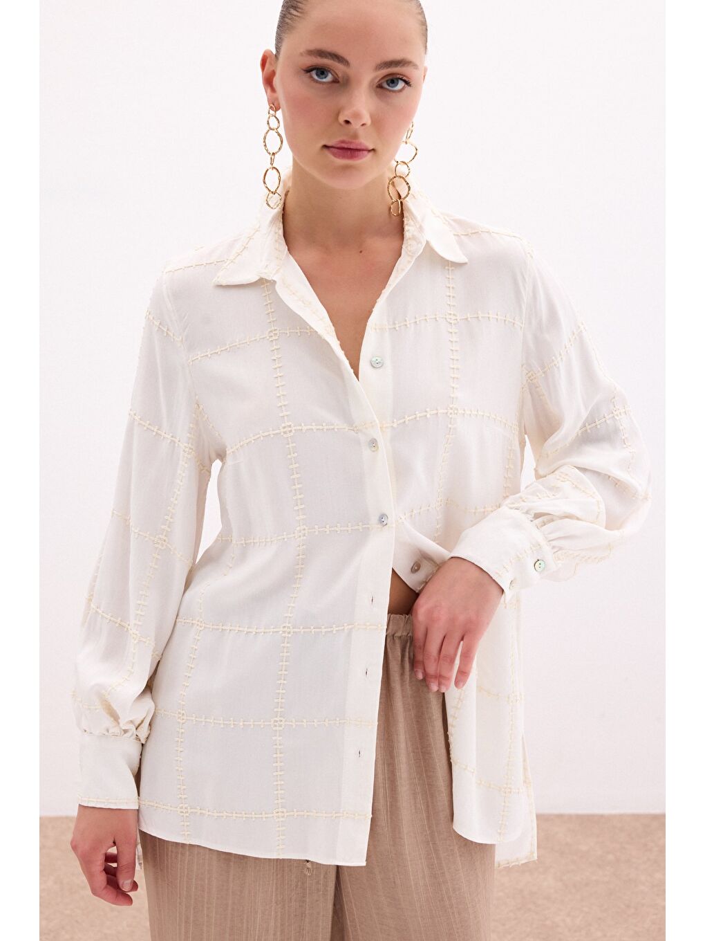 Ekru Nakış Detaylı Viskon Gömlek - Krem-1