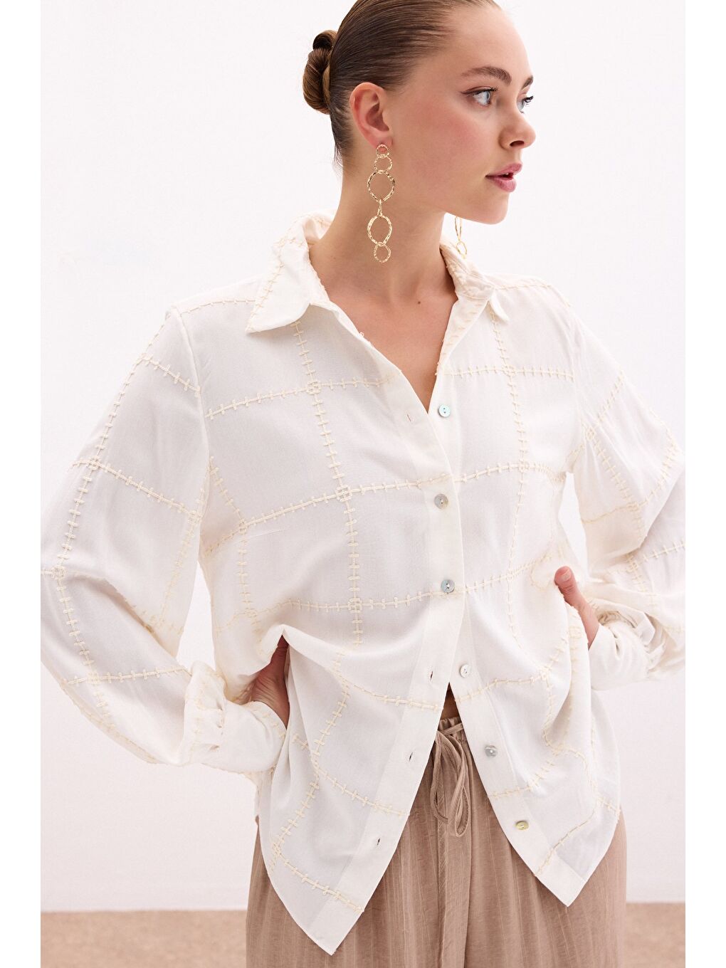 Ekru Nakış Detaylı Viskon Gömlek - Krem-2