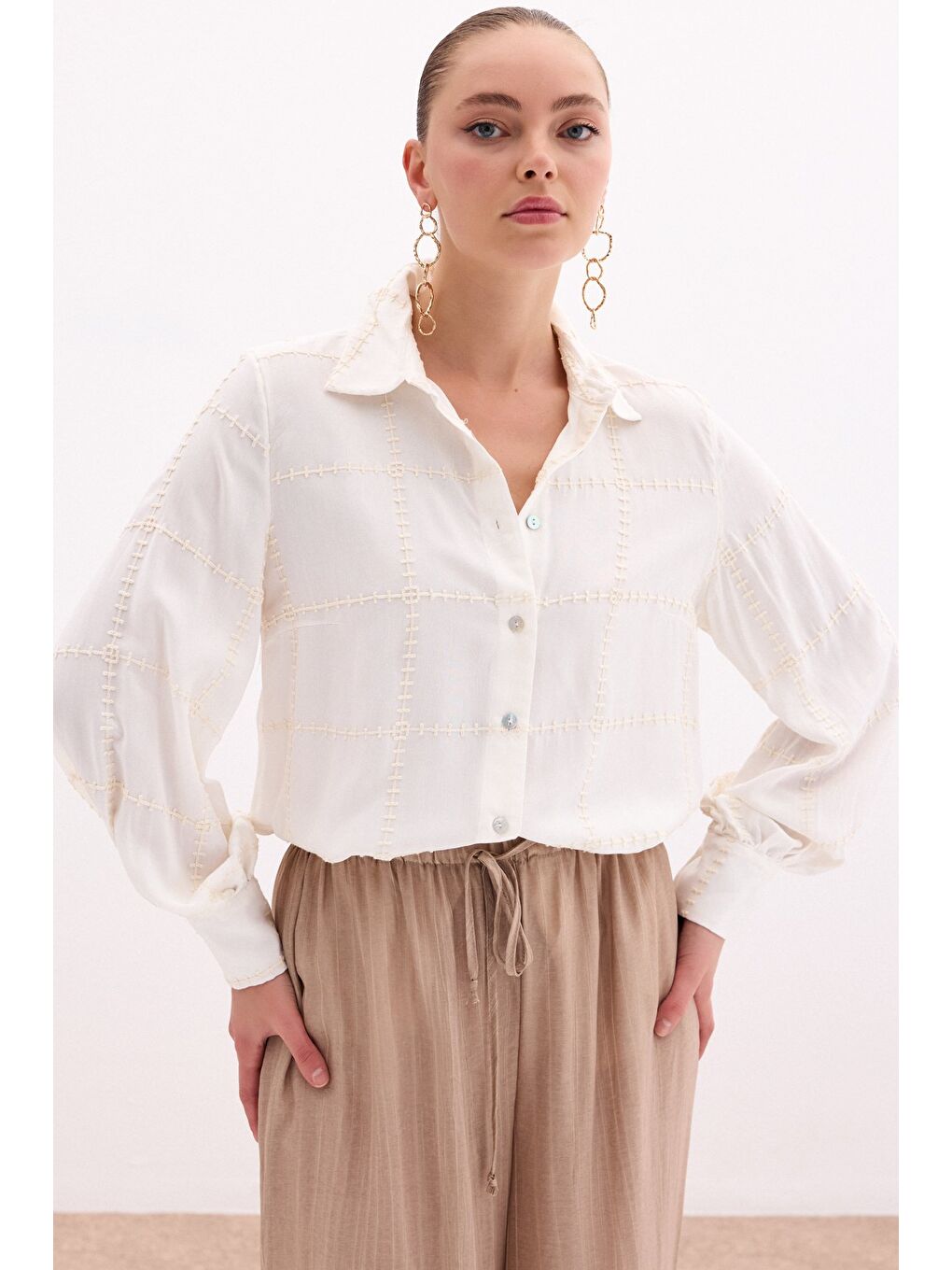 Ekru Nakış Detaylı Viskon Gömlek - Krem-3