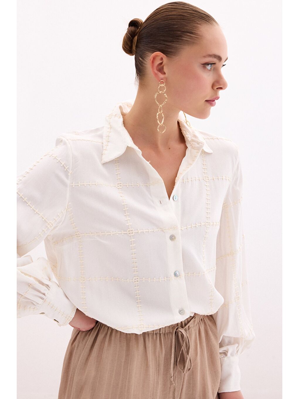 Ekru Nakış Detaylı Viskon Gömlek - Krem-4