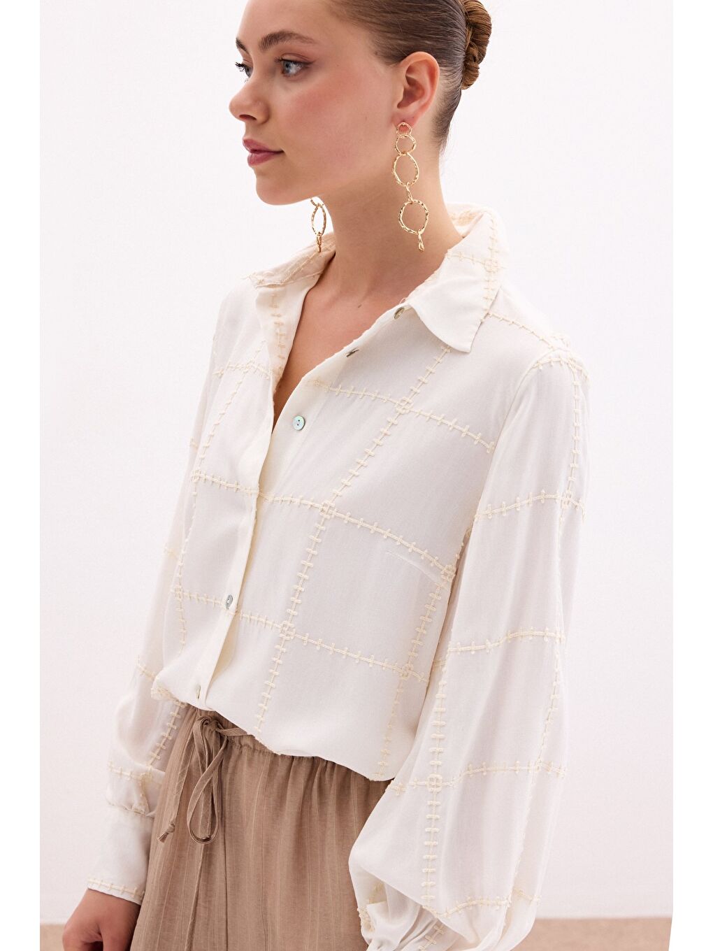 Ekru Nakış Detaylı Viskon Gömlek - Krem-5