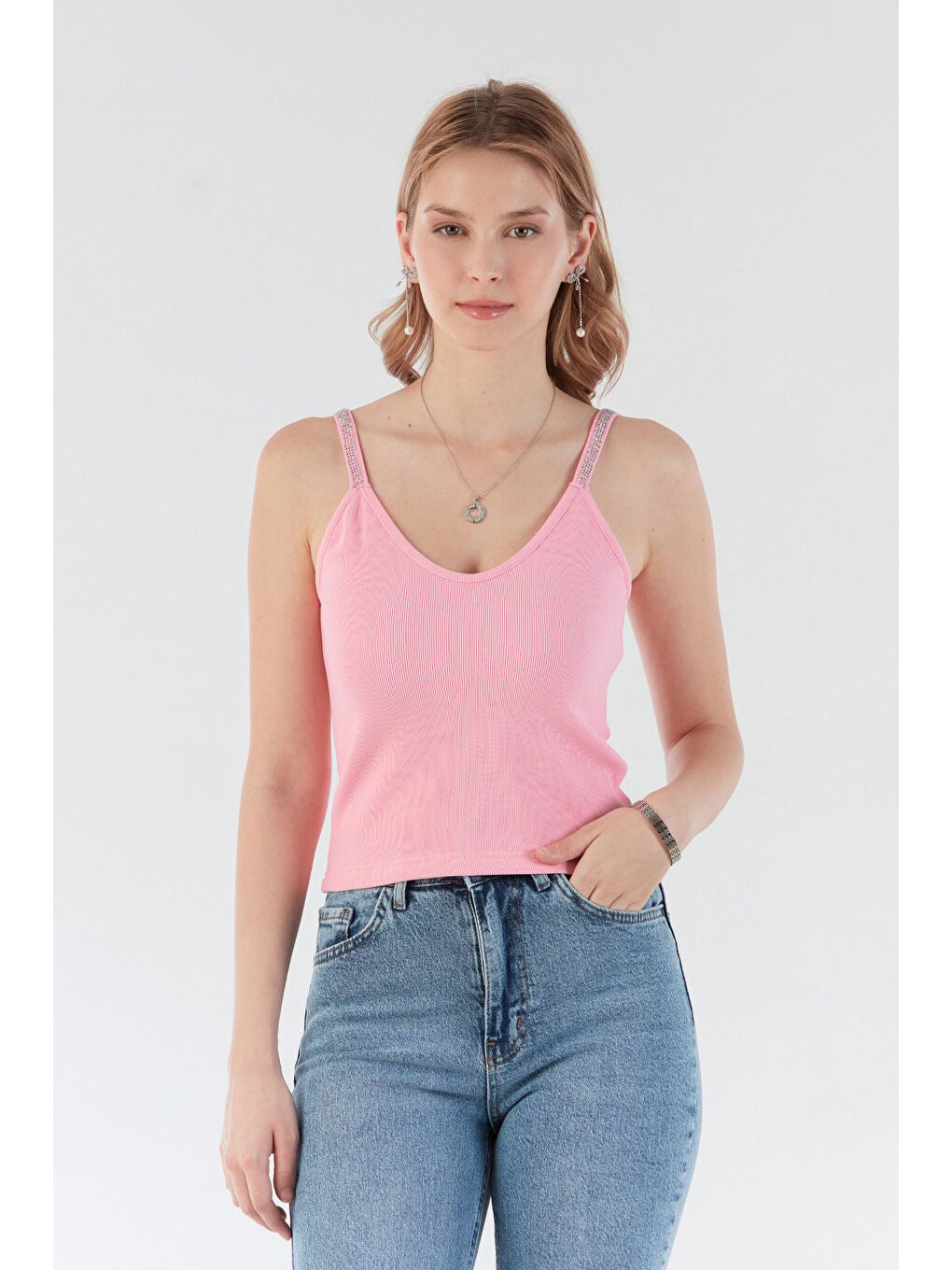 Pembe Fitilli Askıları Taş Detaylı V Yaka Bluz