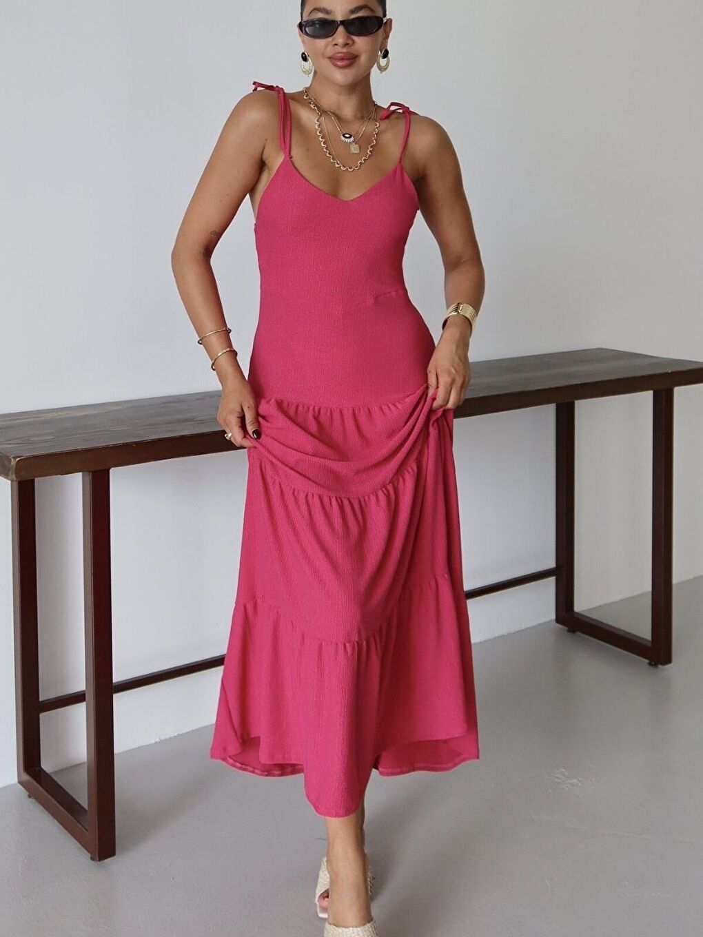 Kadın Pembe Askılı Bağlama Detaylı Maxi Boy Krinkıl Elbise