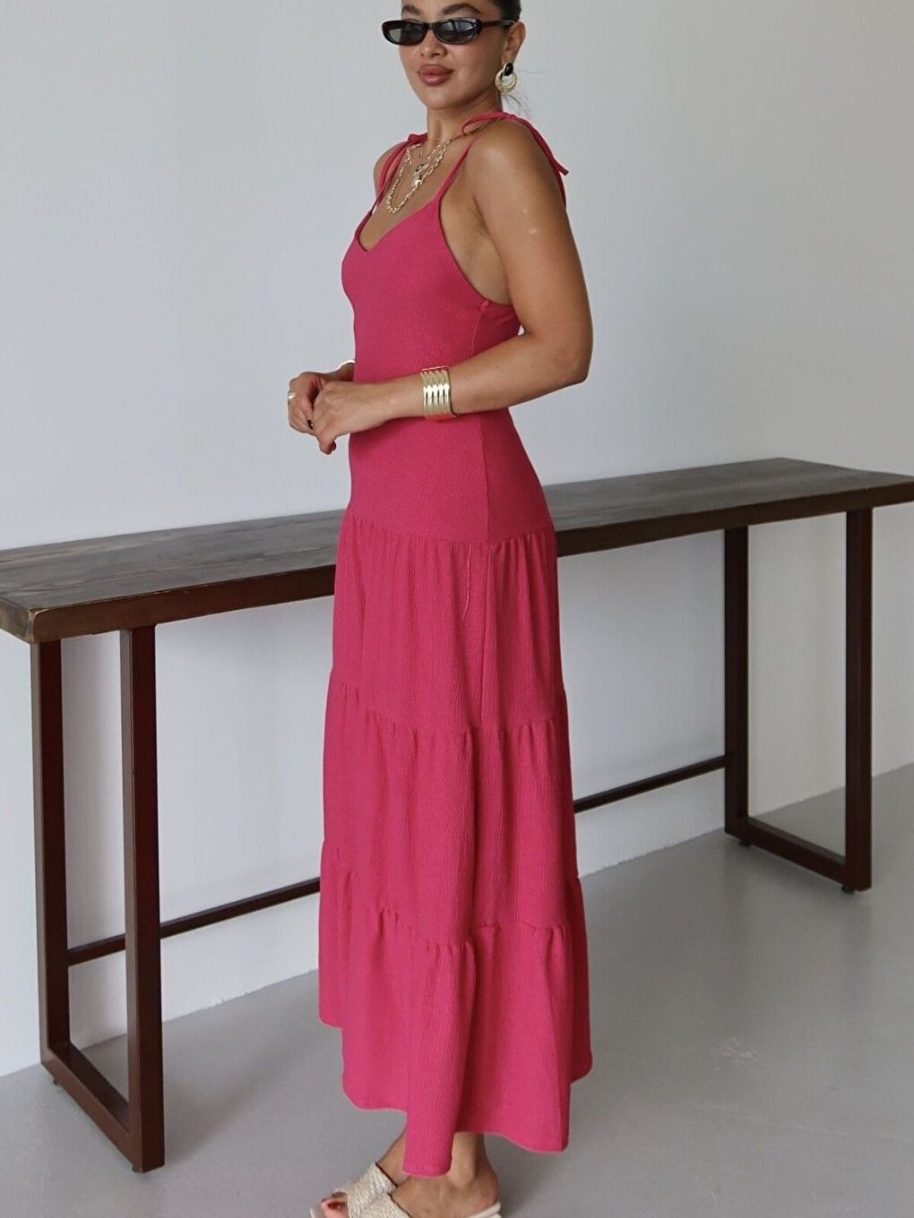 Kadın Pembe Askılı Bağlama Detaylı Maxi Boy Krinkıl Elbise-1