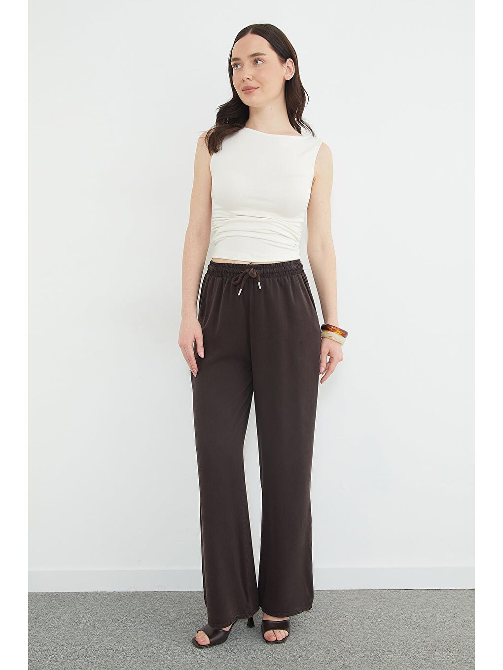 Kahverengi Beli Bağlamalı Cepli Lyocell Pantolon-1