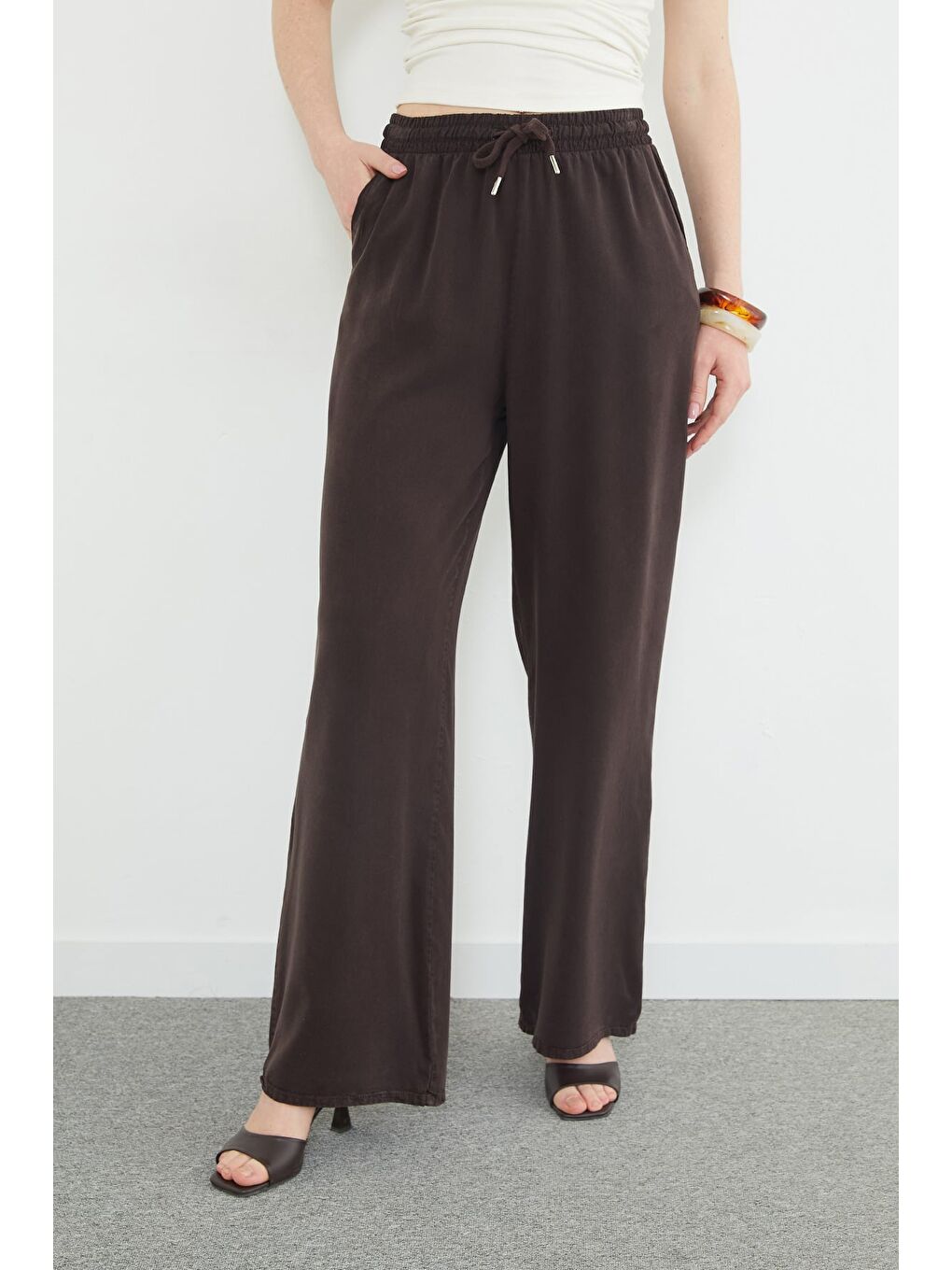 Kahverengi Beli Bağlamalı Cepli Lyocell Pantolon-2