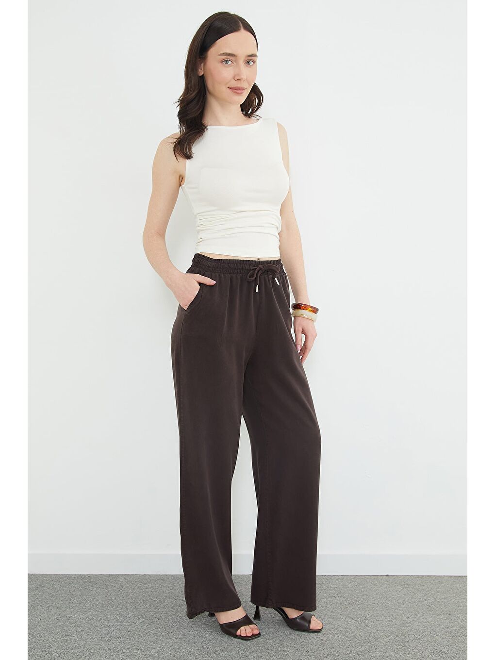 Kahverengi Beli Bağlamalı Cepli Lyocell Pantolon-3