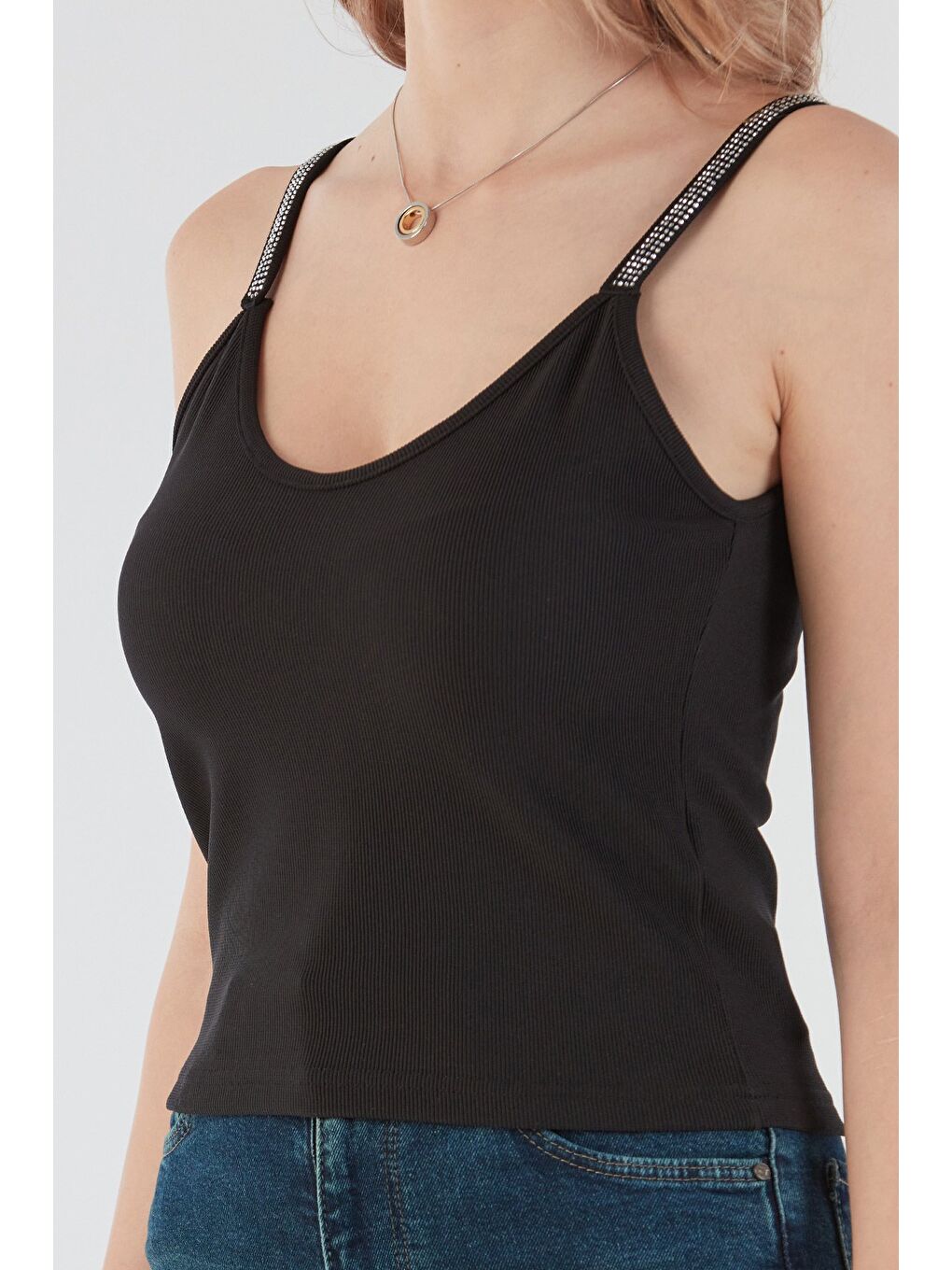 Siyah Fitilli Askıları Taş Detaylı V Yaka Bluz-4