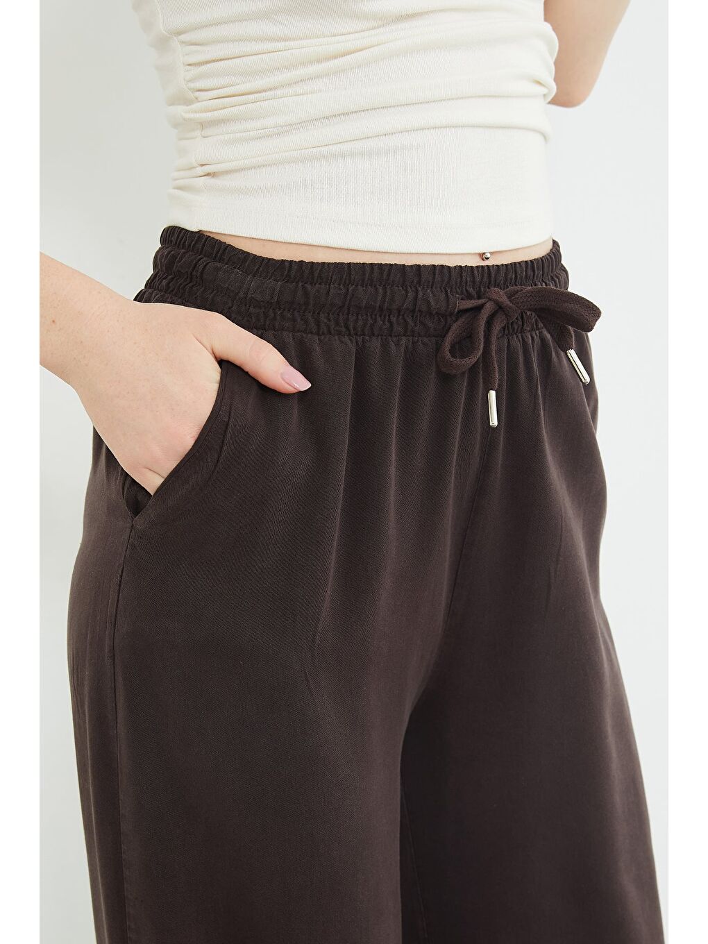 Kahverengi Beli Bağlamalı Cepli Lyocell Pantolon-4