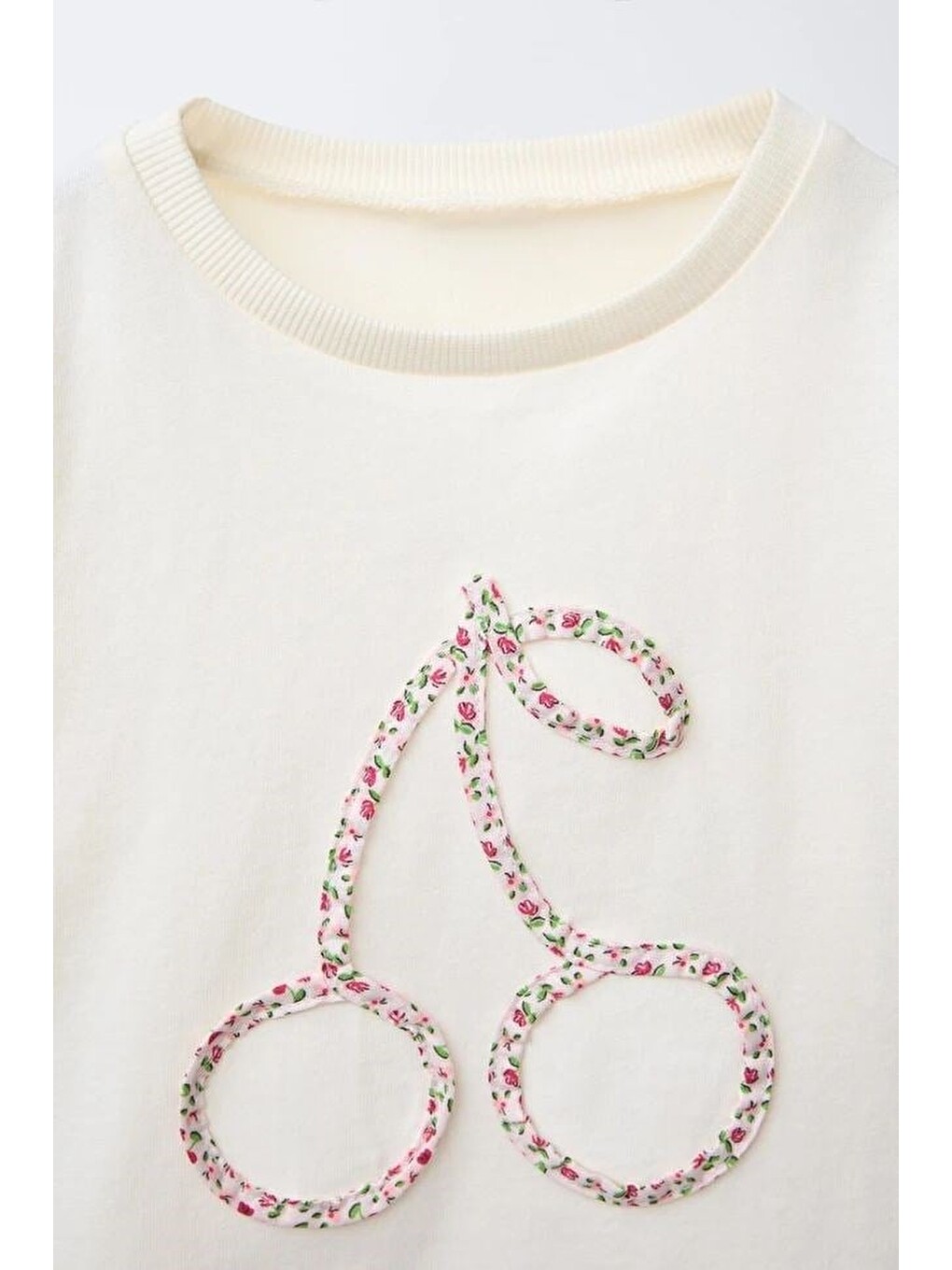 Beyaz Kız Çocuk Pamuklu Kiraz Detaylı T-Shirt Çiçekli Tayt Takım-1