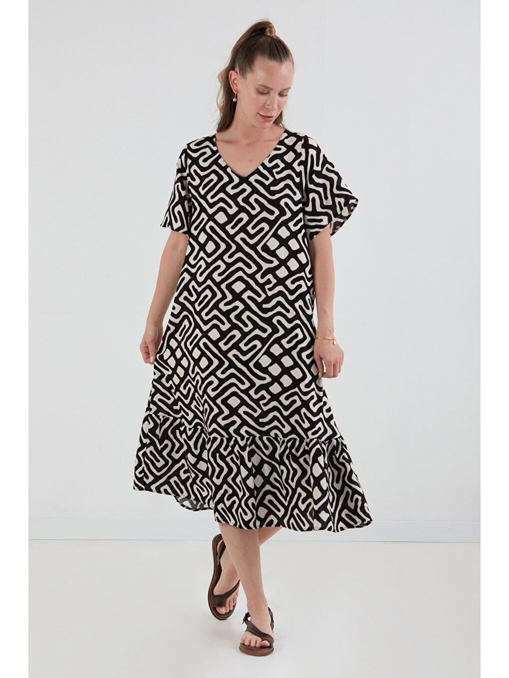 Siyah Desenli V Yaka Salaş Elbise