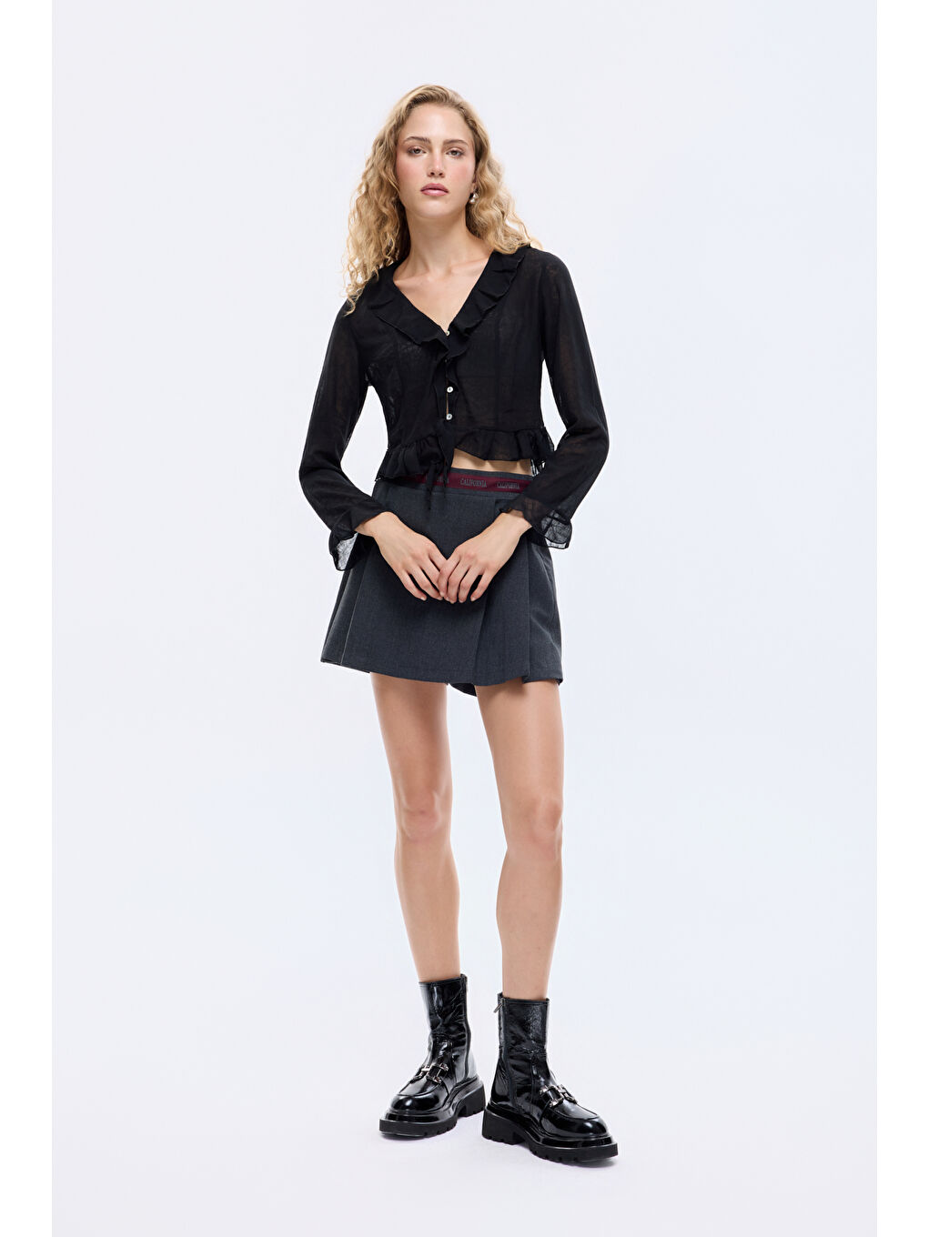 Fırfır Detaylı V Yaka Düğmeli Bluz Siyah-3