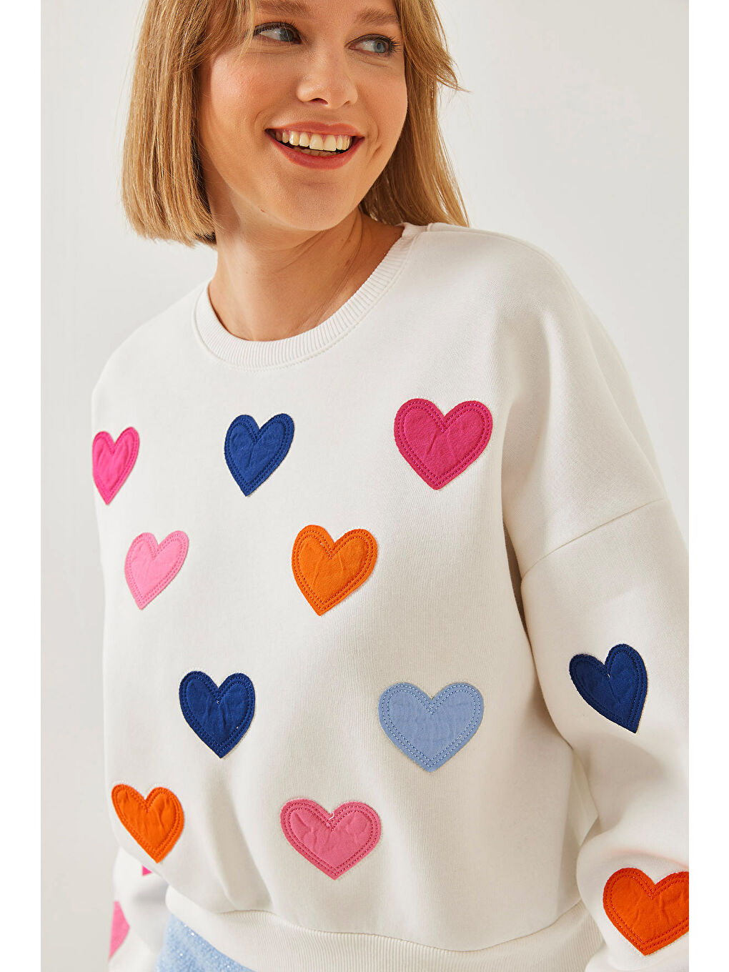 Beyaz Kadın Kalp Nakışlı Üç İplik Şardonlu Sweatshirt