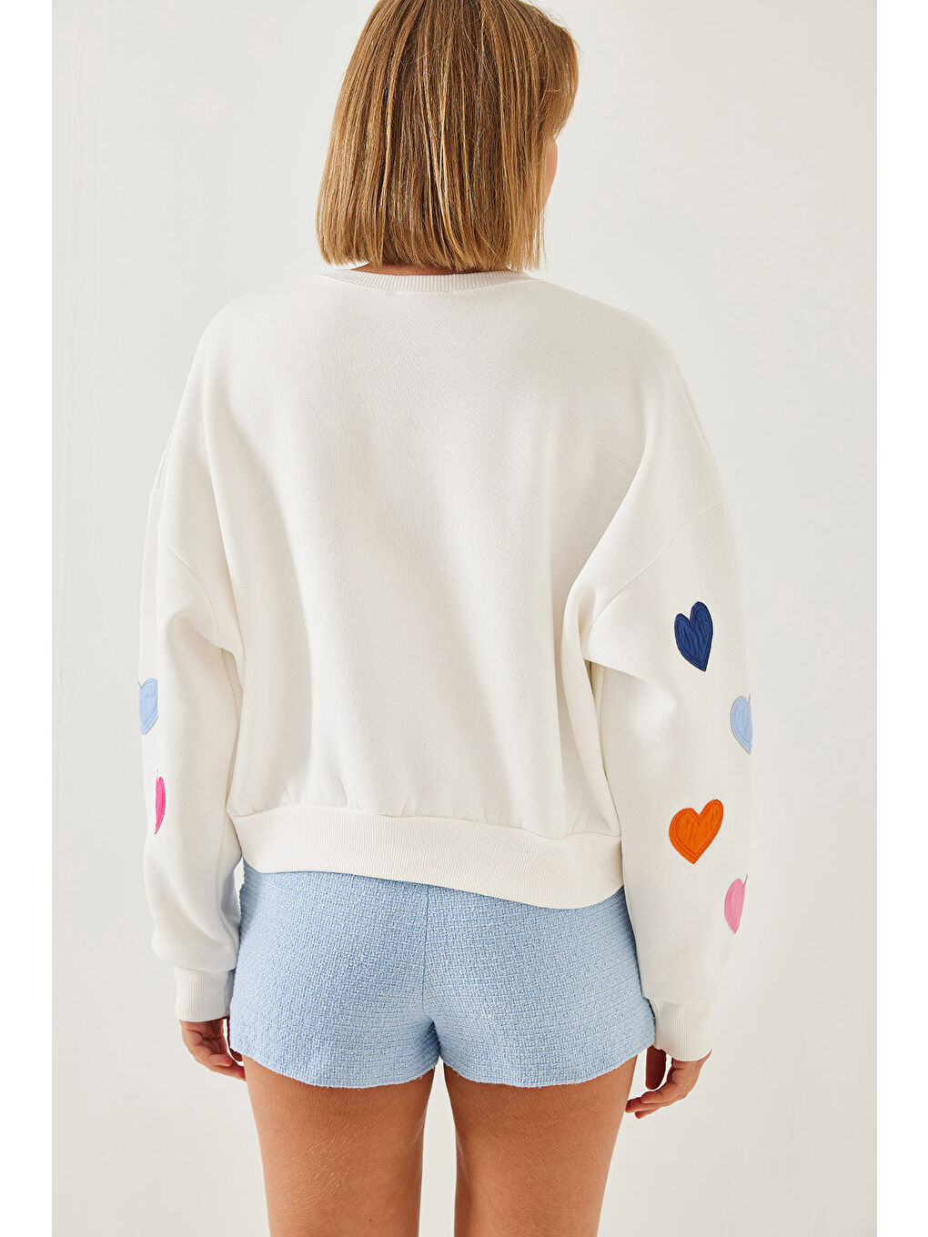 Beyaz Kadın Kalp Nakışlı Üç İplik Şardonlu Sweatshirt-1