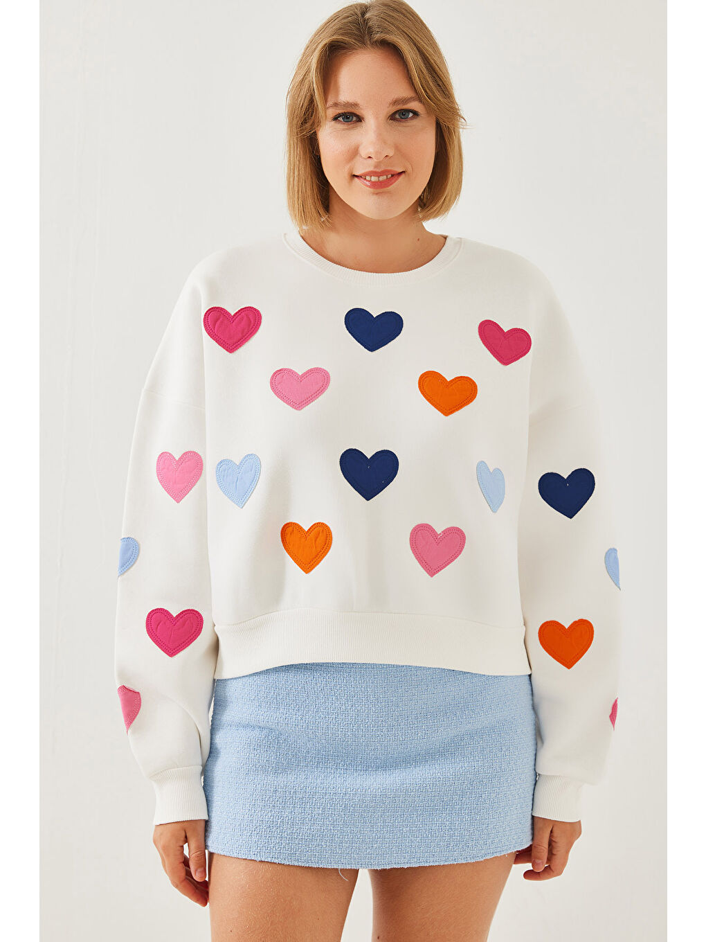 Beyaz Kadın Kalp Nakışlı Üç İplik Şardonlu Sweatshirt-2