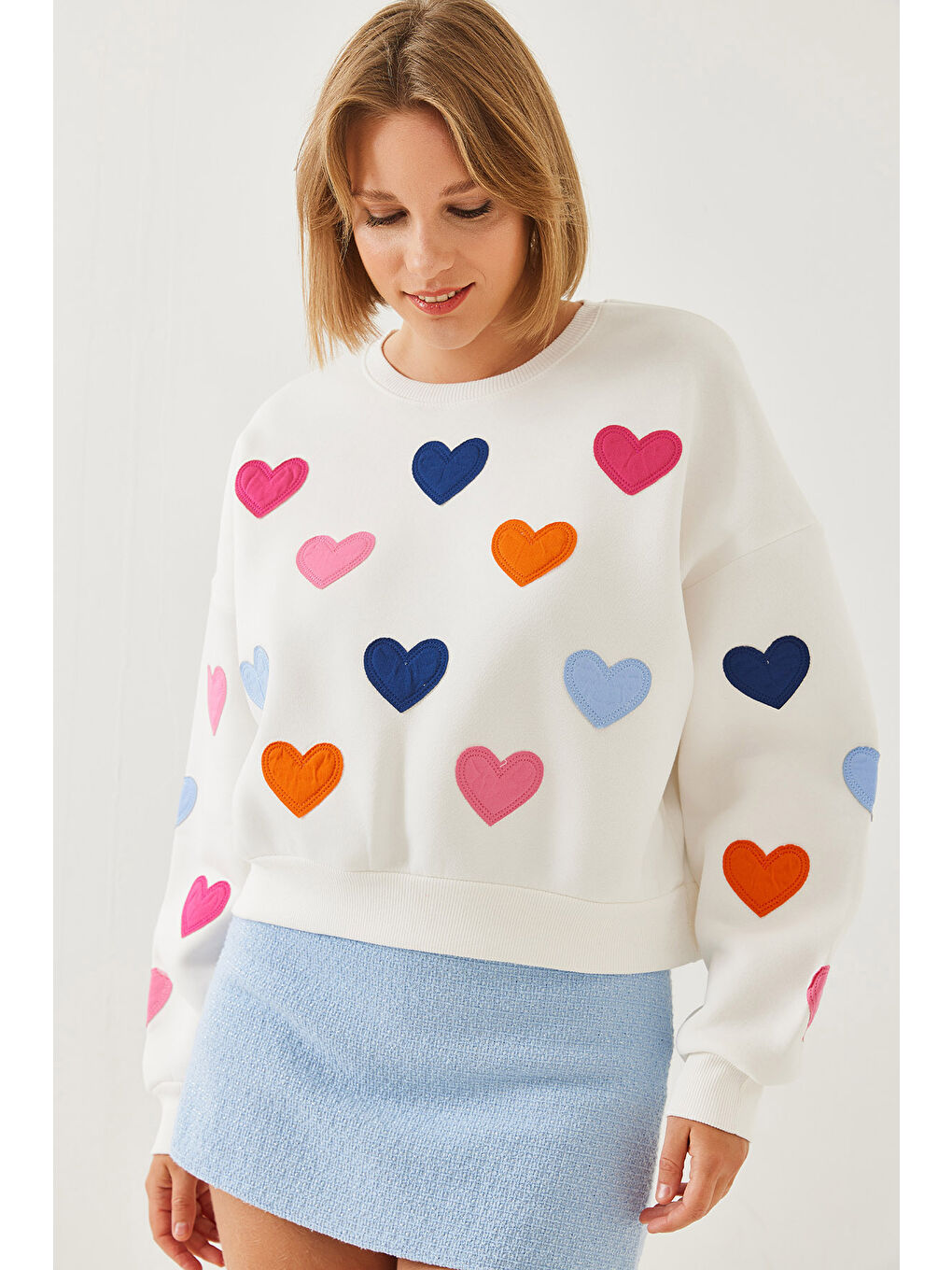 Beyaz Kadın Kalp Nakışlı Üç İplik Şardonlu Sweatshirt-3