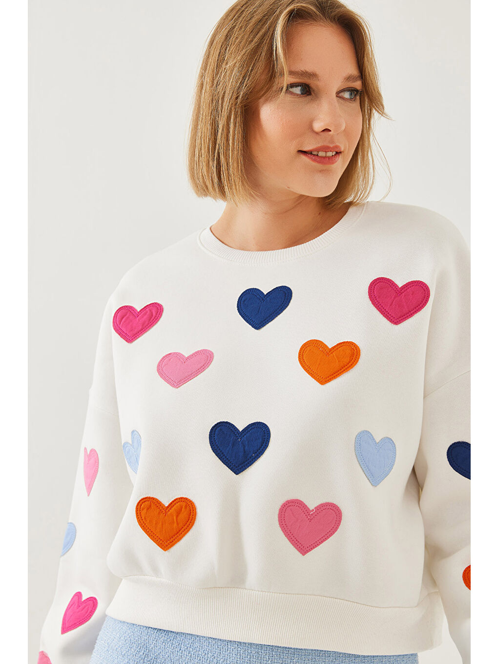 Beyaz Kadın Kalp Nakışlı Üç İplik Şardonlu Sweatshirt-4