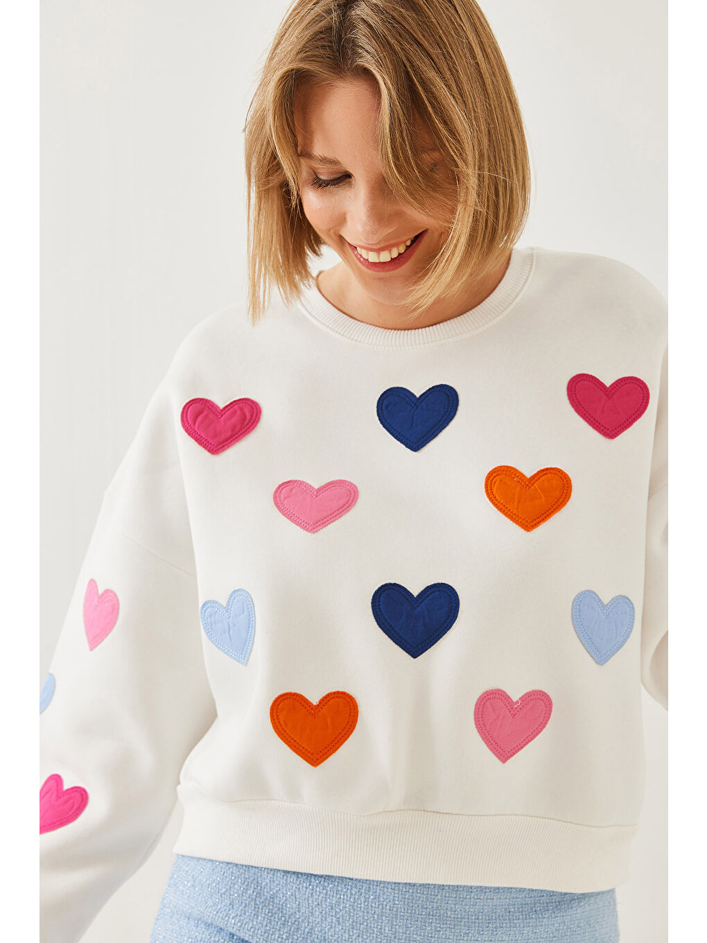 Beyaz Kadın Kalp Nakışlı Üç İplik Şardonlu Sweatshirt-5