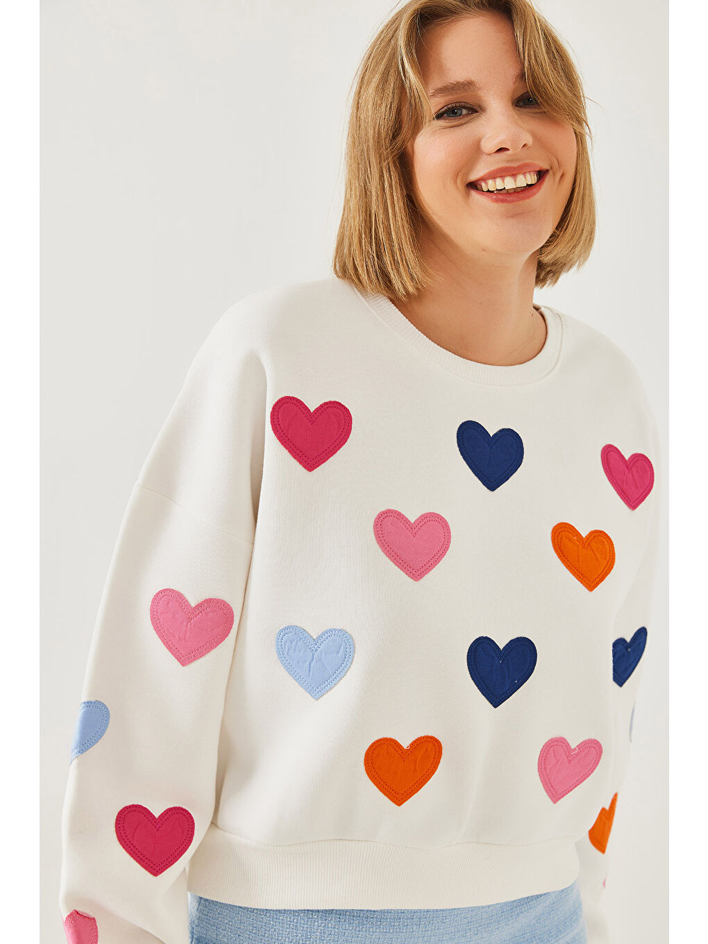 Beyaz Kadın Kalp Nakışlı Üç İplik Şardonlu Sweatshirt-6