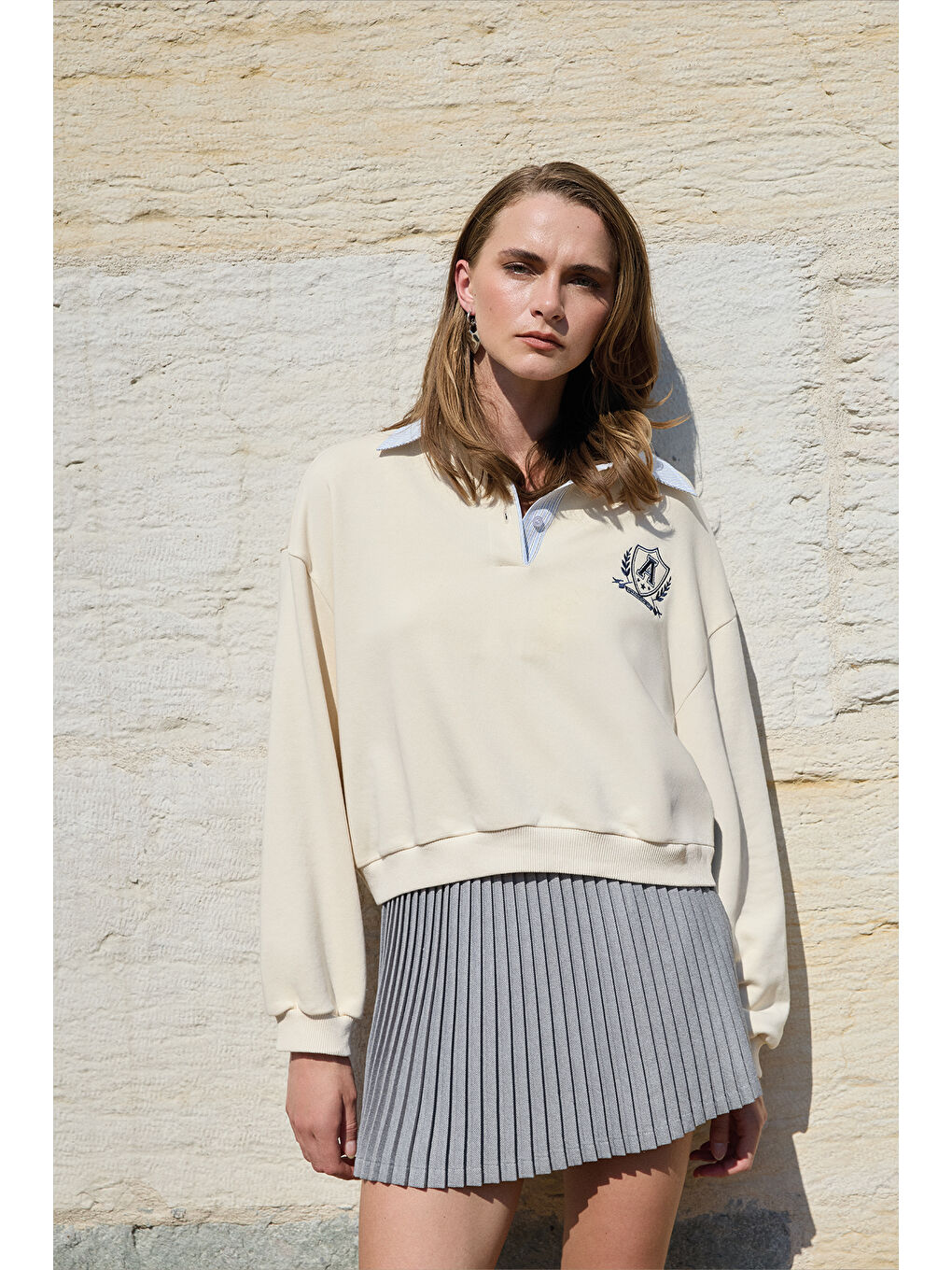 Çizgili Gömlek Yaka Detaylı Arma Nakışlı Oversize Sweatshirt Bej