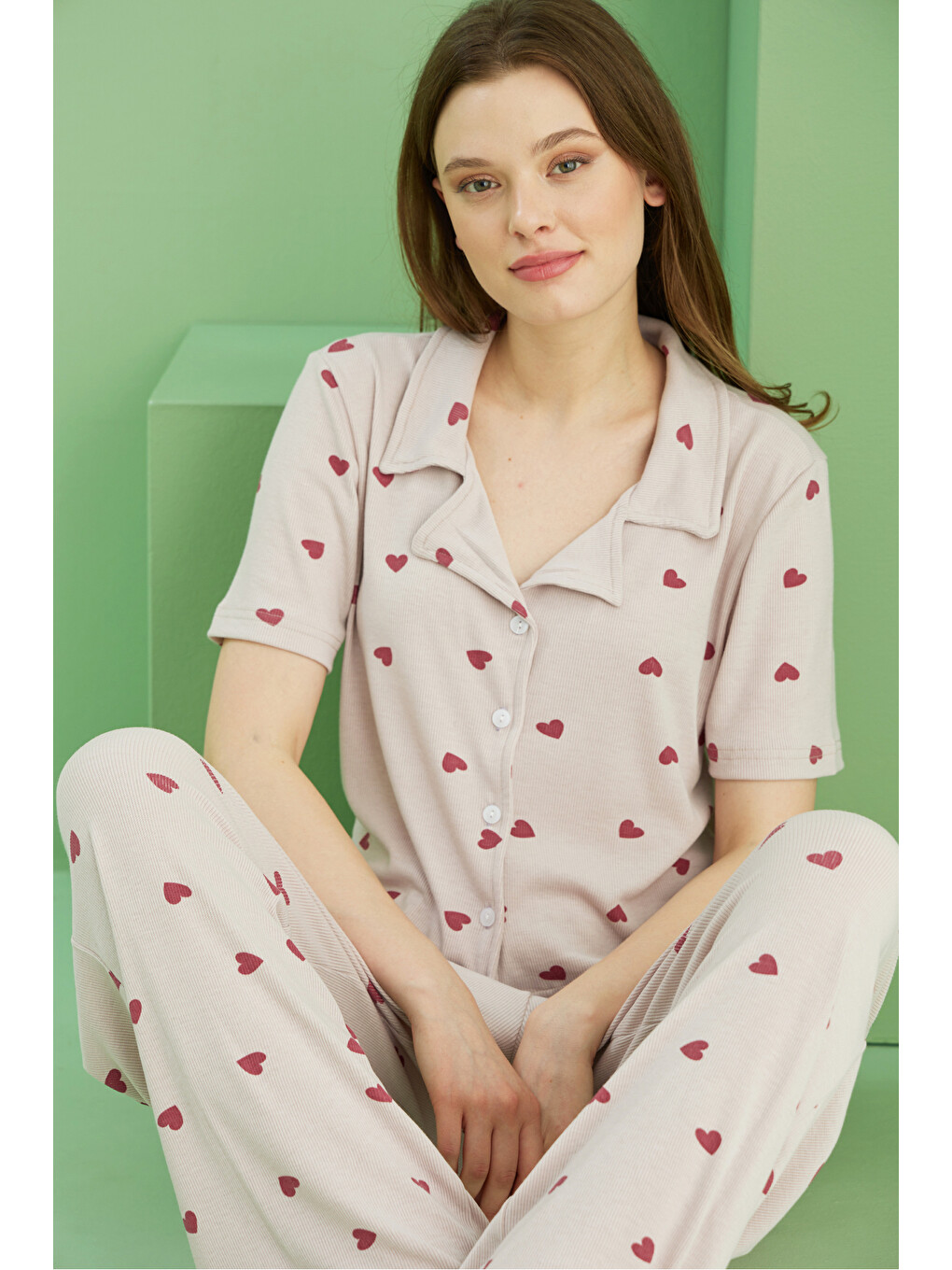 Bej Rengi Kalp Baskılı Fitilli Kaşkorse Örme Düğmeli Gömlek Yaka Pijama Takım
