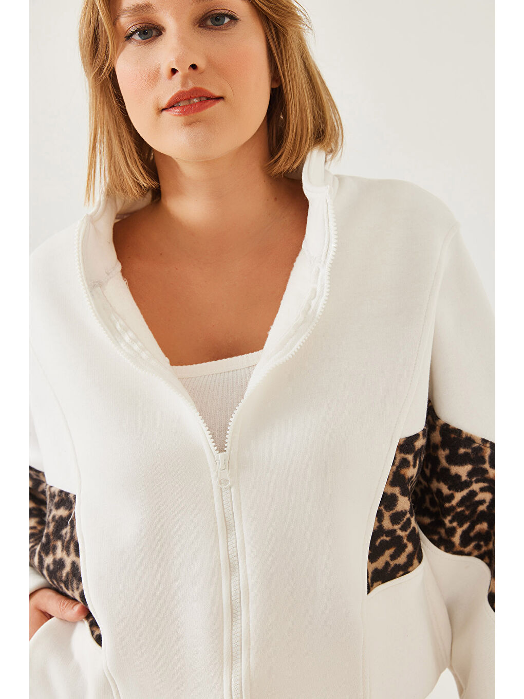 Beyaz Kadın Leopar Desen Polar Garnili Fermuarlı Hırka-3