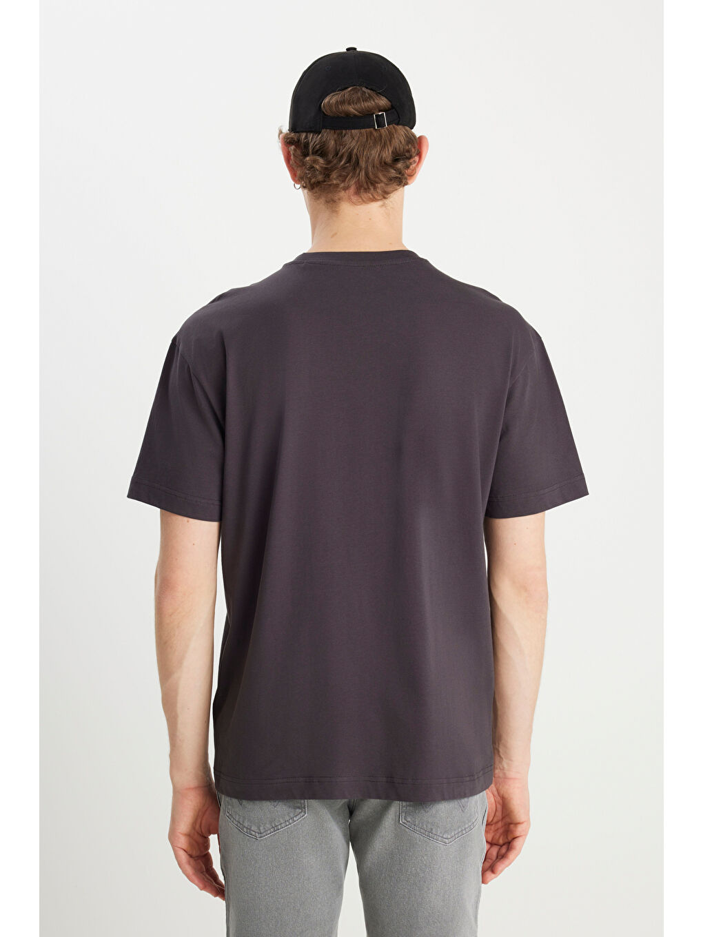 %100 Pamuk Relaxed Fit Geniş Kesim Bisiklet Yaka Minimal Logo Antrasit Tişört-4