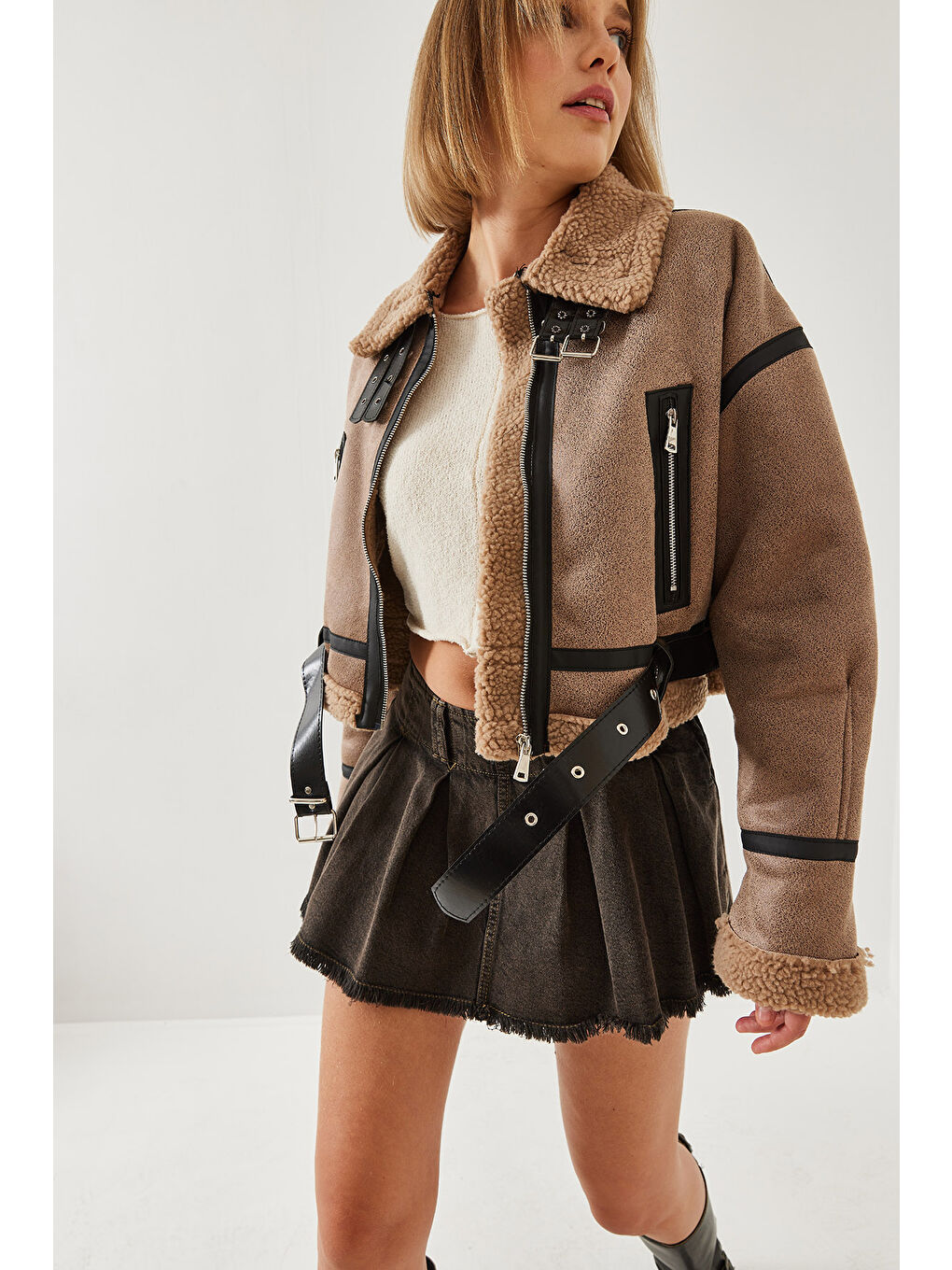 Bej Kadın Yakası Kemerli Kürklü Lamine Mont-1