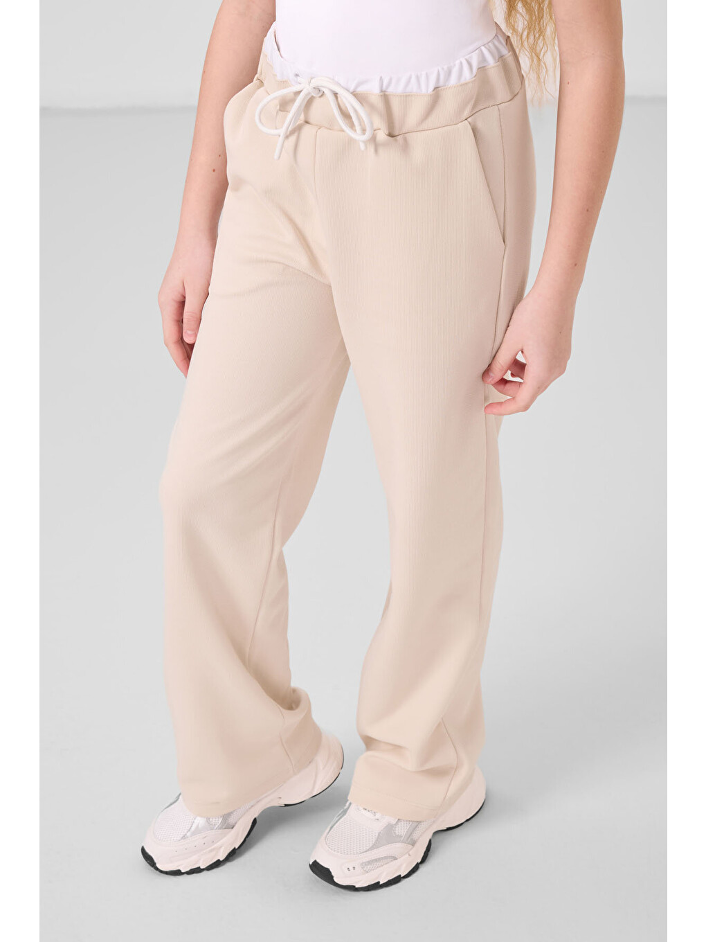 Beyaz-Bej O Yaka Baskılı Geniş Paça Standart Fit Kız Çocuk Palazzo Eşofman Takım - 75171-1
