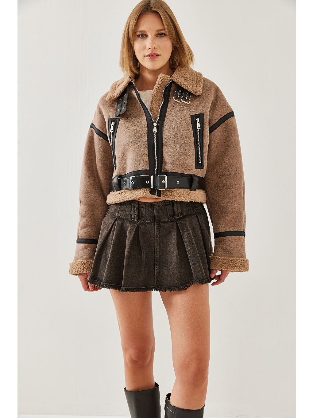 Bej Kadın Yakası Kemerli Kürklü Lamine Mont-2