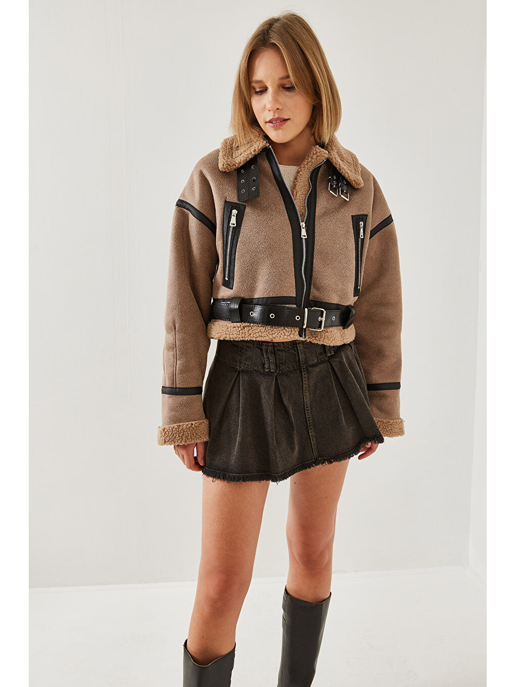 Bej Kadın Yakası Kemerli Kürklü Lamine Mont-3