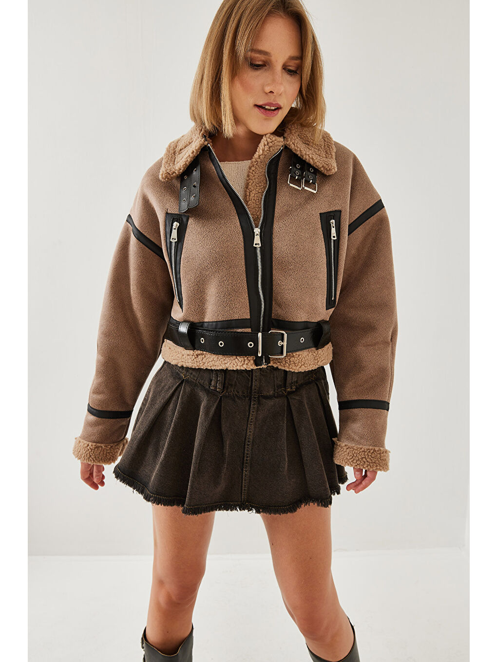 Bej Kadın Yakası Kemerli Kürklü Lamine Mont-4