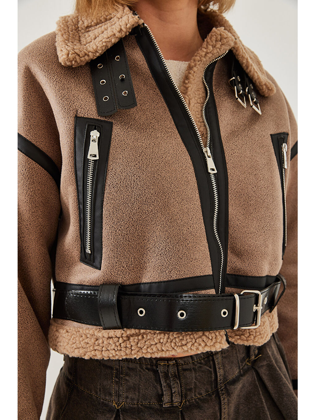 Bej Kadın Yakası Kemerli Kürklü Lamine Mont-5