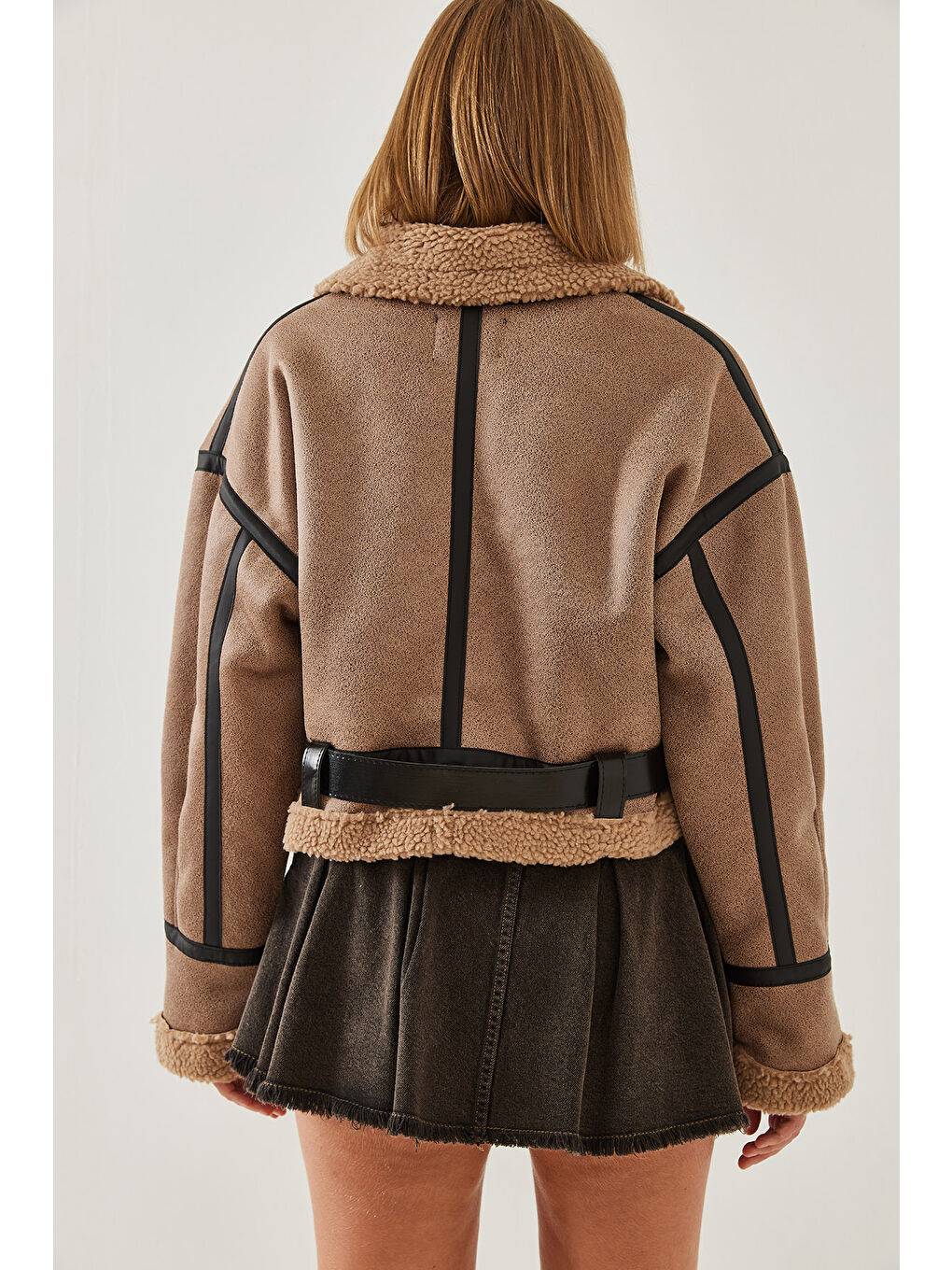 Bej Kadın Yakası Kemerli Kürklü Lamine Mont-6