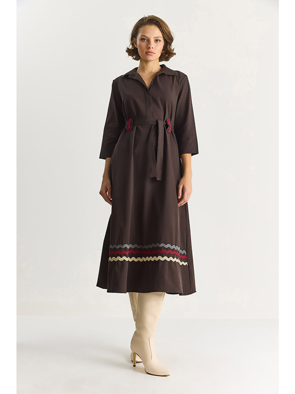 Kahverengi Kadın Nakış Detaylı Yakalı Kemer Köprülü Gömlek Elbise-1