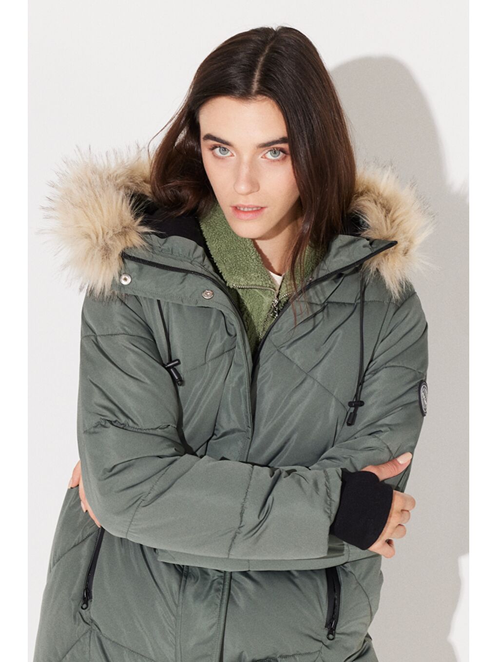 Regular Fit Normal Kesim Kapüşonlu Uzun Haki Şişme Mont-1