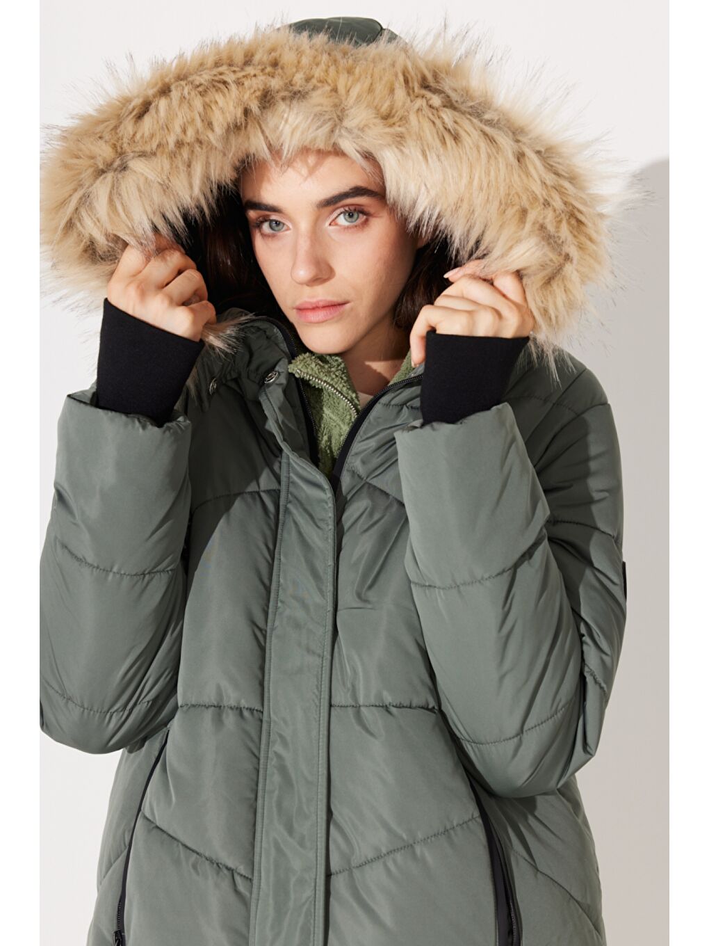 Regular Fit Normal Kesim Kapüşonlu Uzun Haki Şişme Mont-2