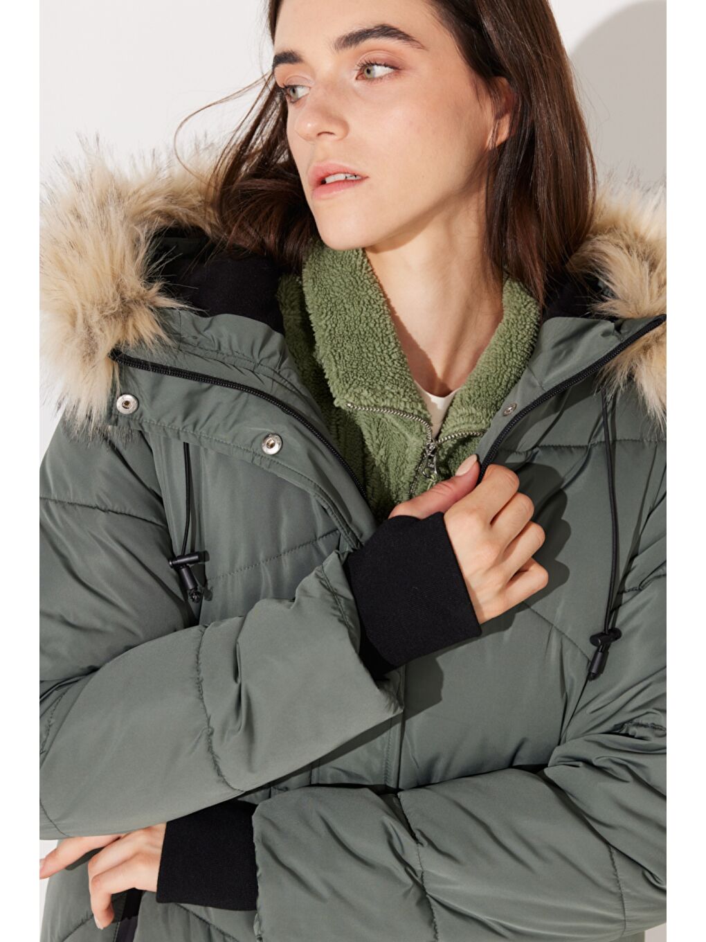 Regular Fit Normal Kesim Kapüşonlu Uzun Haki Şişme Mont-3