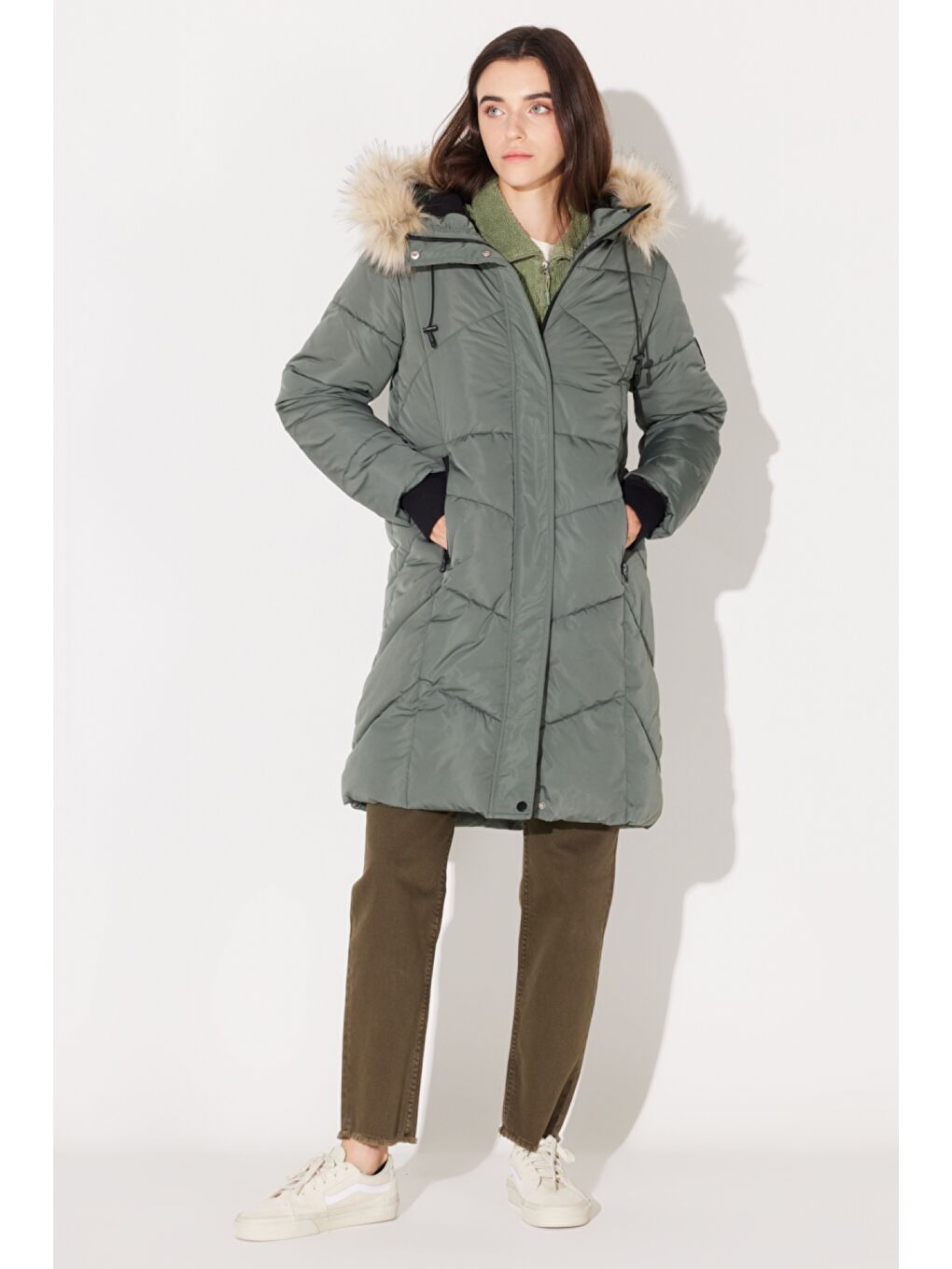 Regular Fit Normal Kesim Kapüşonlu Uzun Haki Şişme Mont-6