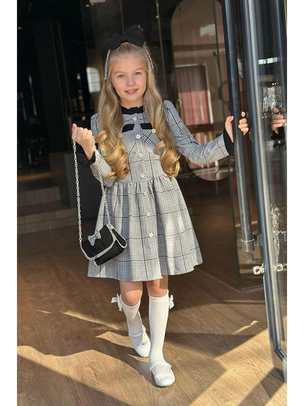 Kız Çocuk Yakası ve Kolları Fırfırlı Üzeri Boydan Düğme ve Siyah Ekose Detaylı Elbise