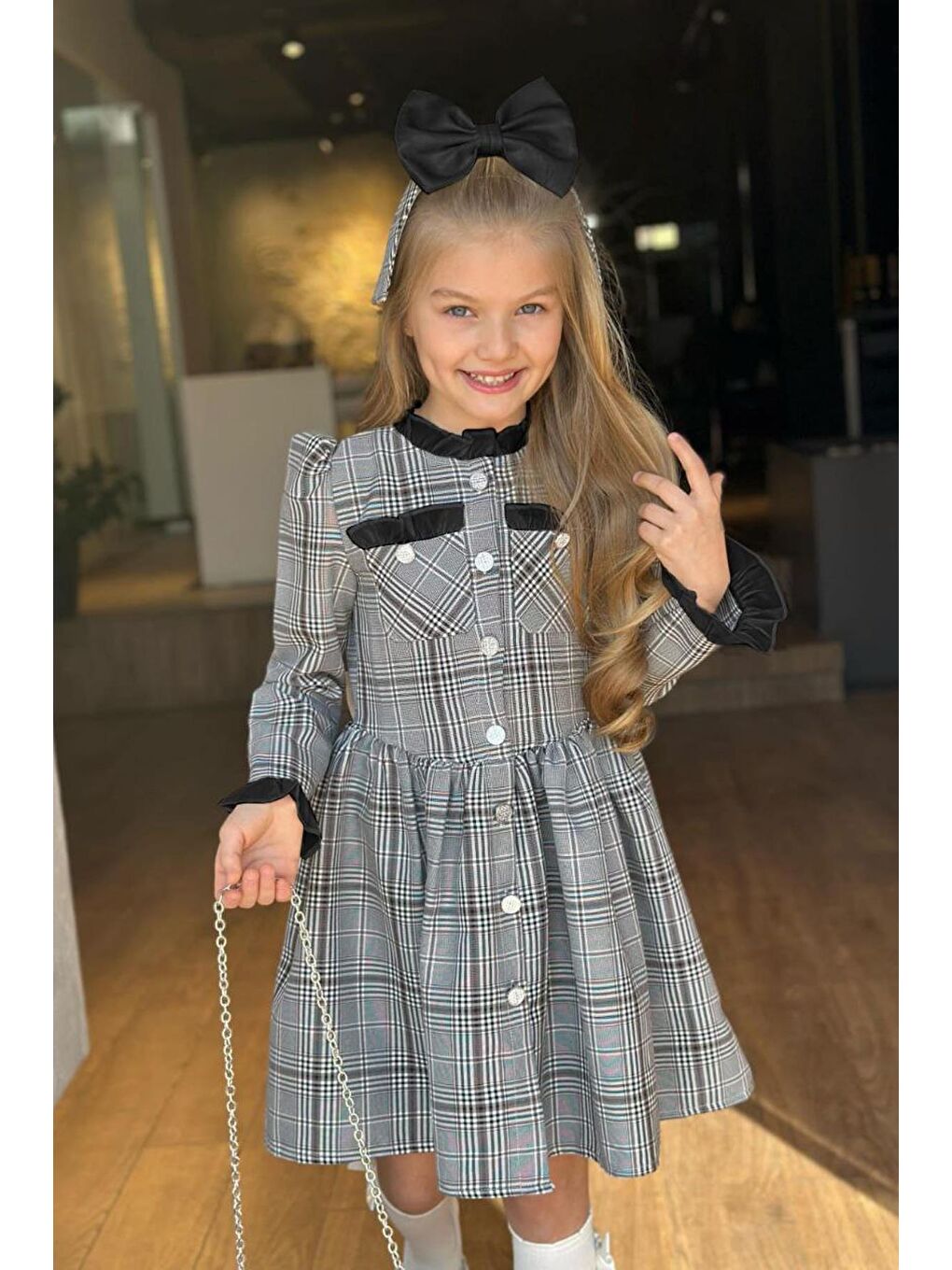 Kız Çocuk Yakası ve Kolları Fırfırlı Üzeri Boydan Düğme ve Siyah Ekose Detaylı Elbise-1