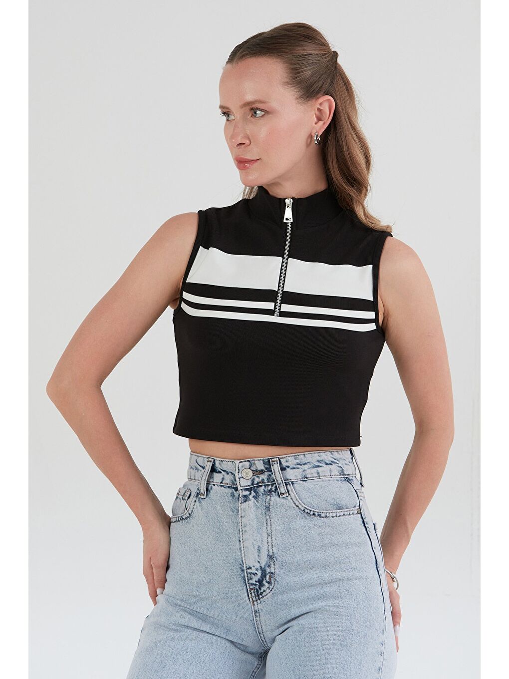 Siyah Çizgili Önü Fermuarlı Kolsuz Crop Bluz-2