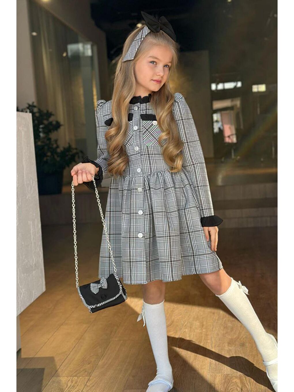 Kız Çocuk Yakası ve Kolları Fırfırlı Üzeri Boydan Düğme ve Siyah Ekose Detaylı Elbise-2