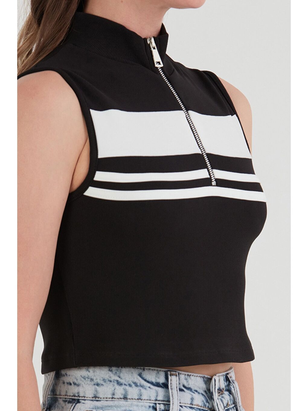 Siyah Çizgili Önü Fermuarlı Kolsuz Crop Bluz-4