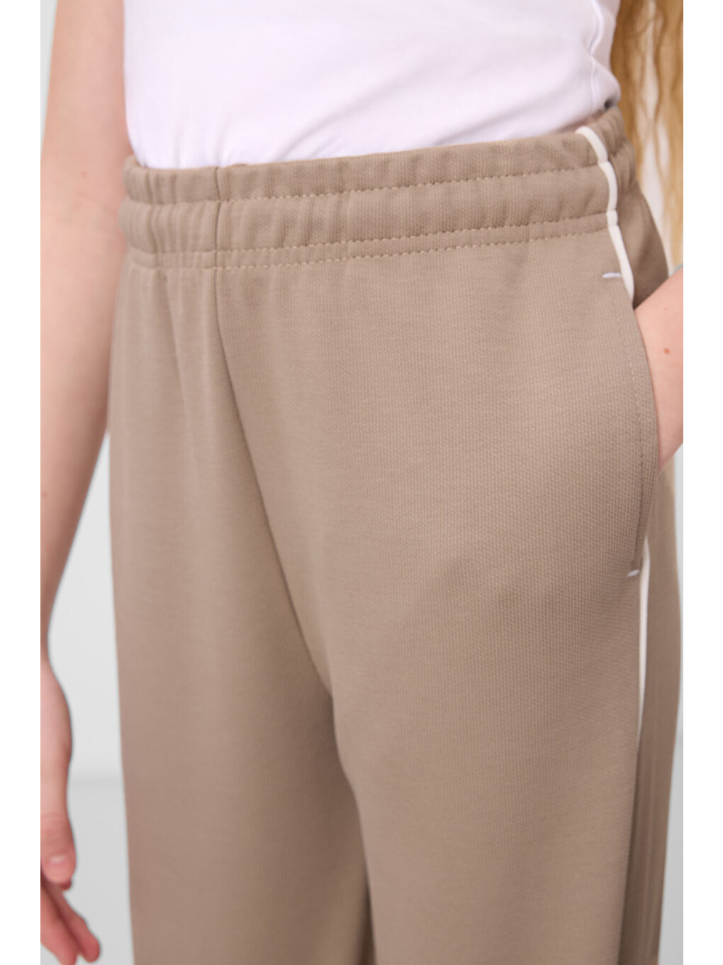 Ekru-Koyu Bej O Yaka Baskılı Lastik Paçalı Standart Fit Kız Çocuk Eşofman Takım - 75186-1