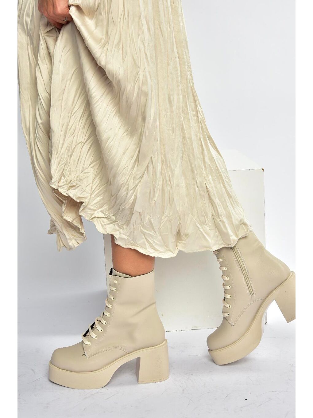 Bej Kadın Bot V726681509-2