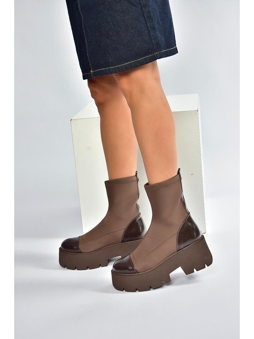 Kahverengi Kadın Bot V272902904-1