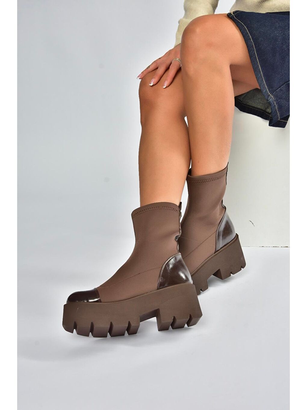 Kahverengi Kadın Bot V272902904-3