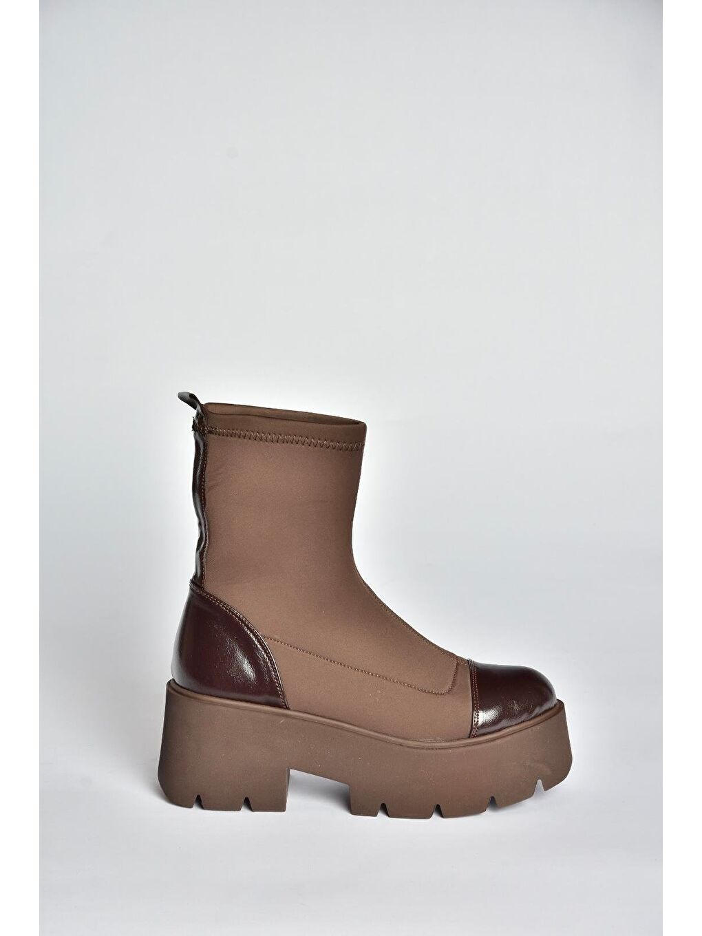 Kahverengi Kadın Bot V272902904-6