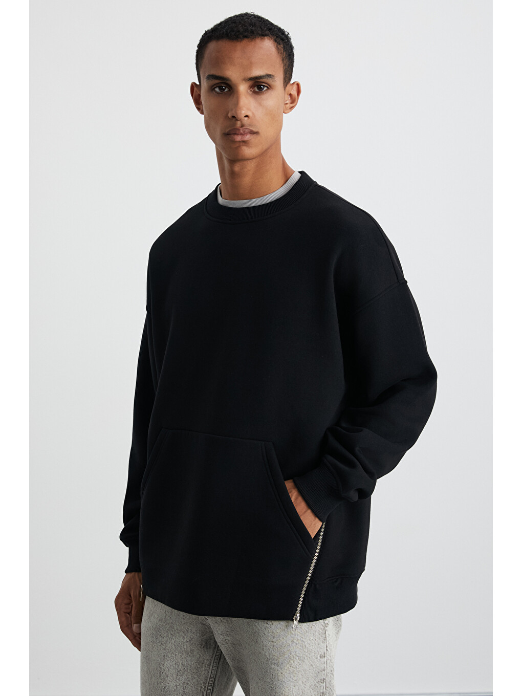 Santıagos Erkek Kangruru Cepli Fermuar Detaylı Arkası Yazı Baskılı Siyah Sweatshirt